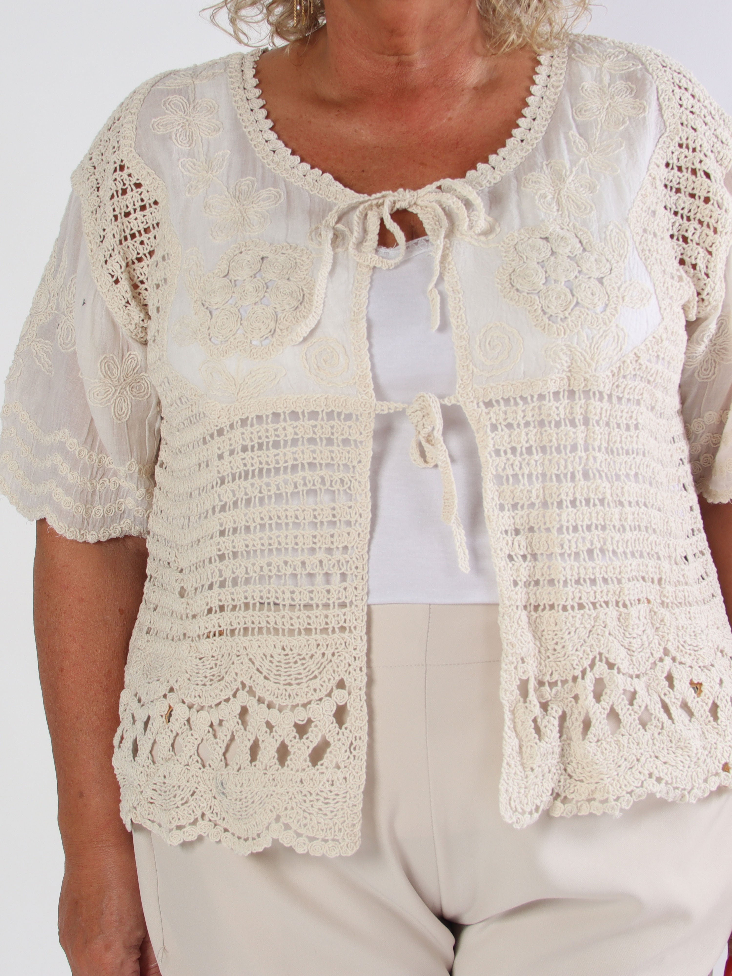 Agnes - Kort virkad plus size-kofta i bomull